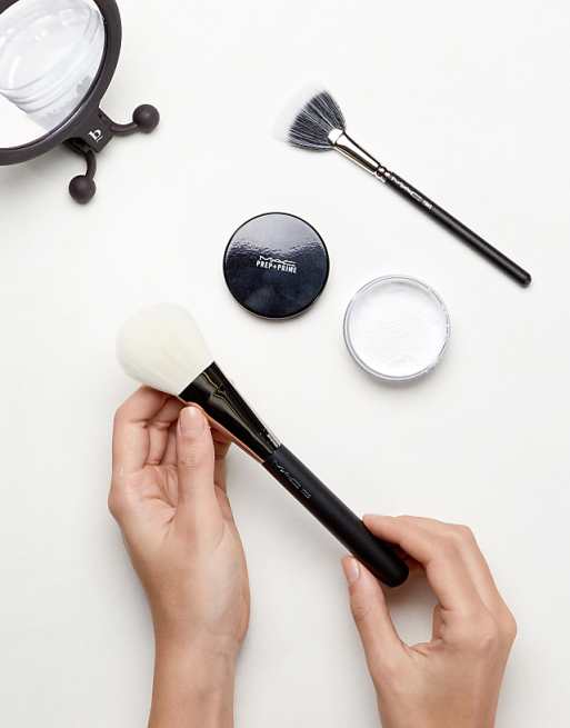 MAC 135S Large Flat Powder Brush