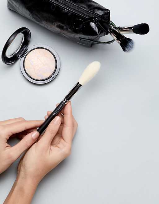 MAC 137S Long Blending Brush