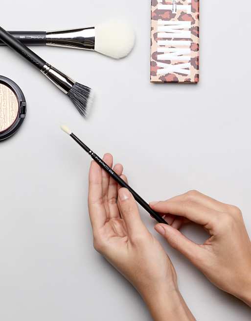 MAC 221S Small Tapered Blending Brush