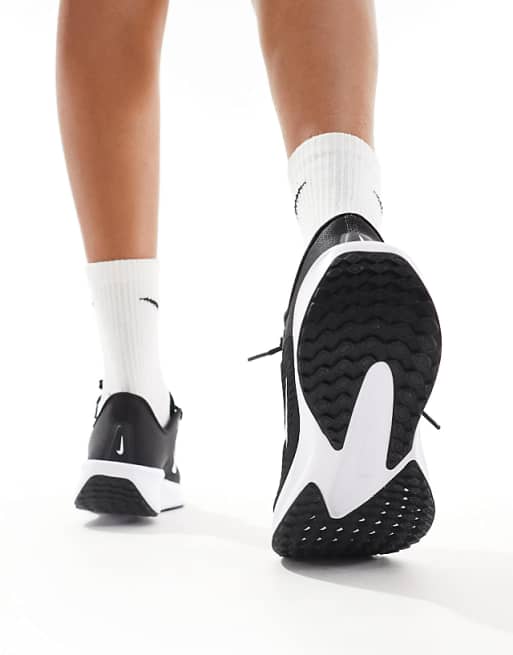 Nike Running Quest 6 Trainers In Black And White