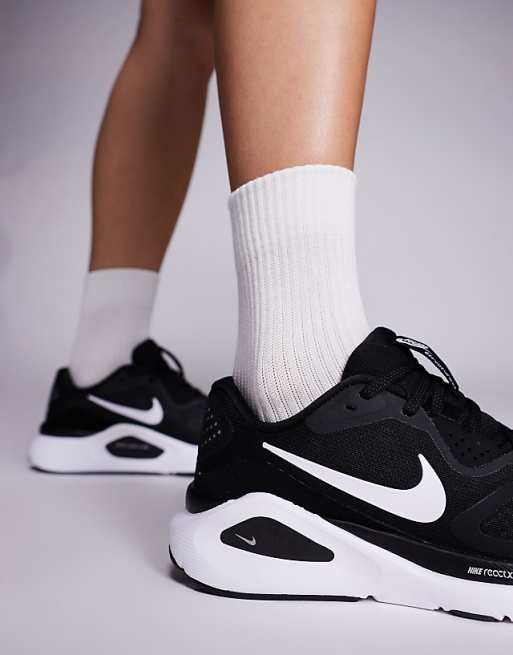 Nike Running Structure 26 Trainers In Black And White