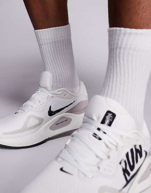 Nike Running Structure 26 Trainers In Summit White & Grey