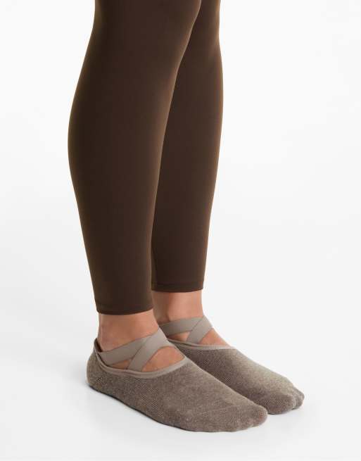 OYSHO 2 Pairs Of Cotton Blend Yoga And Pilates Socks With Crossover Straps In Brown