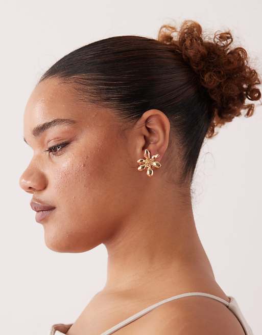 Petit Moments flower stud earrings in gold