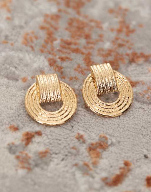 Petit Moments Textured Doorkocker Earrings In Gold