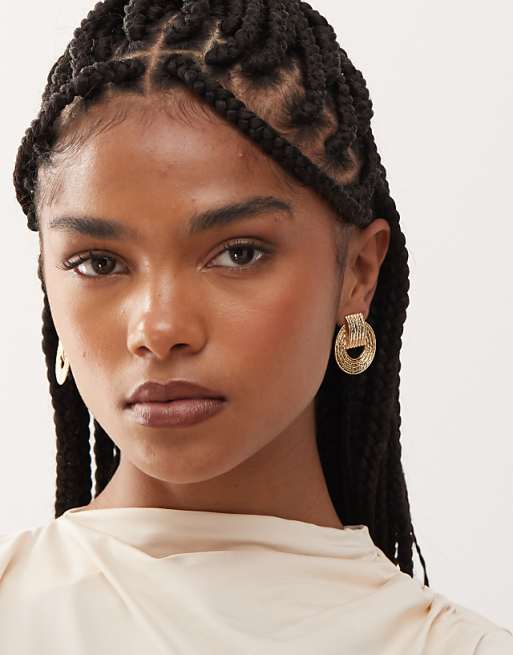 Petit Moments textured doorkocker earrings in gold