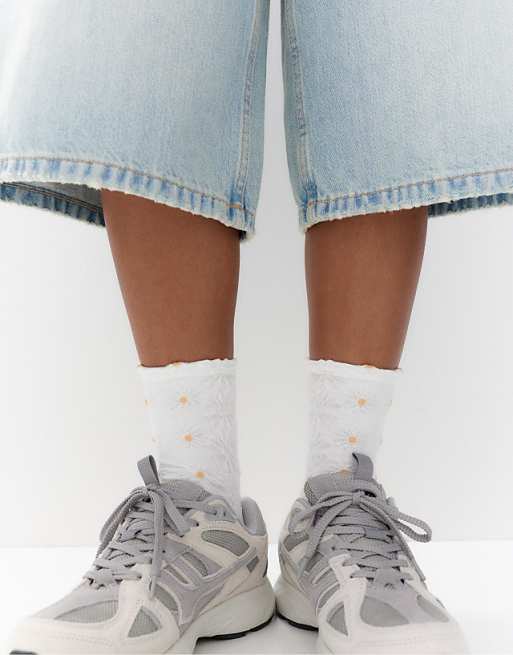 Pull&Bear Daisy socks in white