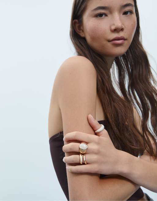 Stradivarius Set Of 4 Enamelled Rings In Gold