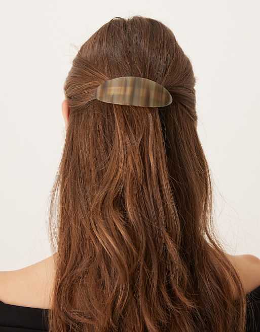 Sui Ava oval hair clip in latte