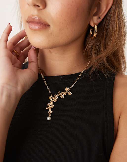 True Decadence long flower detail necklace with pearl in gold