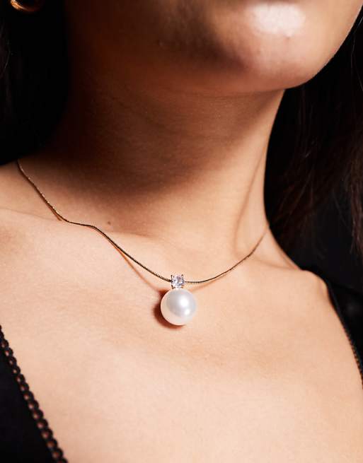 True Decadence pearl pendant necklace in gold