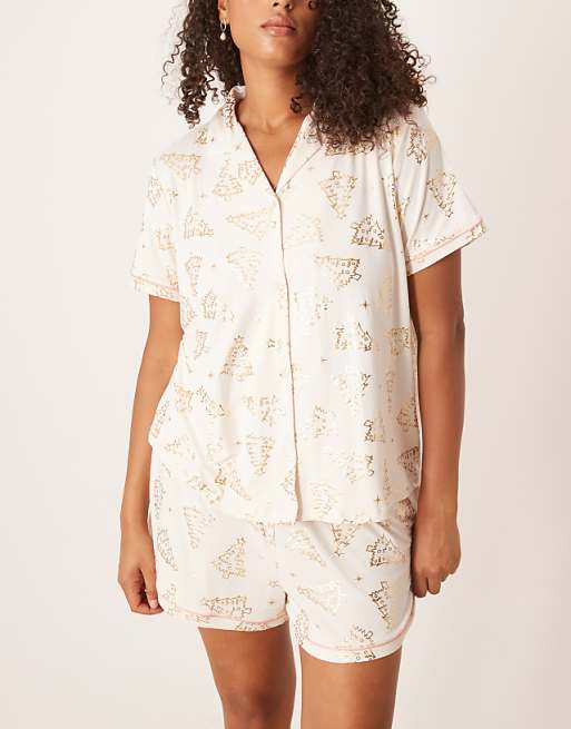 Urban Threads Curve Christmas Poly Short Sleeve Revere And Short Pyjama Set In Foil Christmas Tree Print
