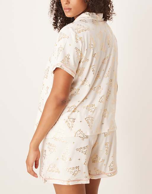 Urban Threads Curve Christmas Poly Short Sleeve Revere And Short Pyjama Set In Foil Christmas Tree Print